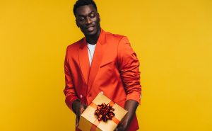 オレンジ色の服を着た男性